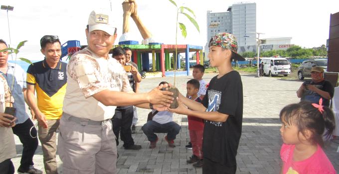 Kapolda Bambang Waskito menyerahkan bibit pohon kepada seorang anak