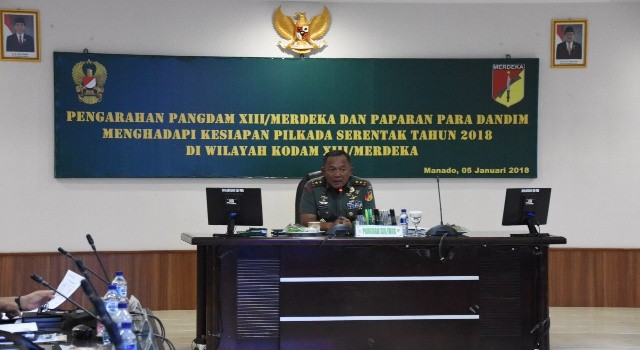 Mayjen TNI Ganip Warsito saat memimpin rapat terkait pelaksanaan pilkada 2018