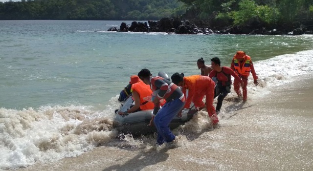Proses operasi pencarian korban di Pantai Pulisan.