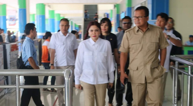 Ketua DPD Gerindra Sulut Vonnie Panambunan menjemput kedatangan Wakil Ketua Umum DPP Gerindra, Edhy Prabowo di Bandara Sam Ratulangi Manado.
