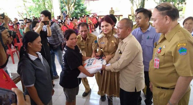 Kepala Perum Bulog untuk Sulut dan Gorontalo Eko Pranoto didampingi Bupati Minut Vonnie Anneke Panambunan dan Sekda Ir Jemmy Kuhu MA secara simbolis menyerahkan rastra.