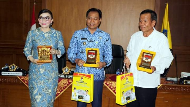 Saling Tukar Cenderamata Antara Bupati Minsel Dengan Pemerintah Kabupaten Badung Bali