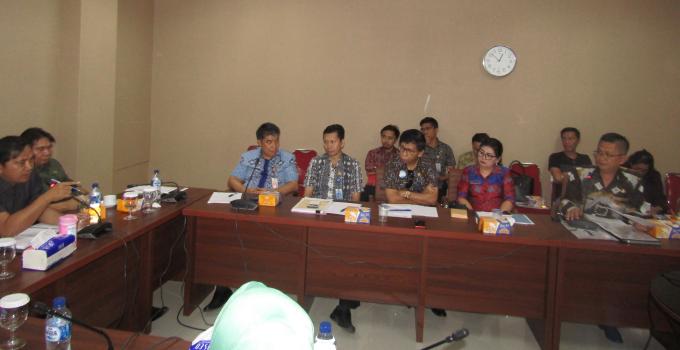 James Karinda mmeimpin rapat bersama kepala-kepala sekolah SMK dan SMA Negeri di Manado