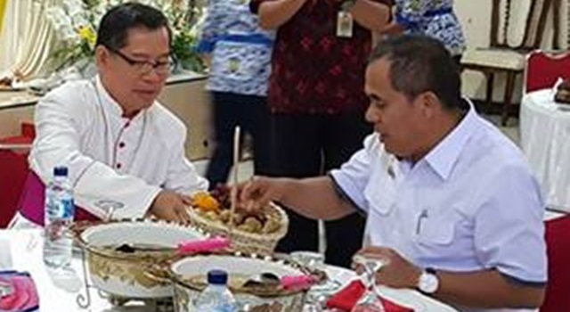 Bupati Minahasa Jantje W Sajow bersama Uskup Manado Mgr Benediktus Estephanus Rolly Untu MSC saat jamuan makan siang. (Foto:IST)