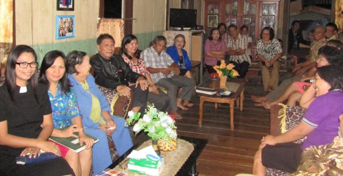 Pdt Yolanda Komimbing bersama jemaat Kolom 13