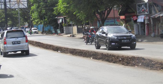 Taman/median di Jalan Wlter Monginsidi dibongkar untuk pembangunan lajur khusus ambulance menuju RSUP Kandou Malalayang