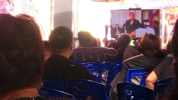 Wali kota Bitung saat memberikan penghiburan