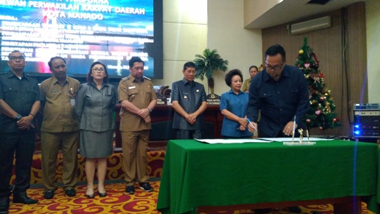 Wakil Ketua DPRD Ricahrd Sualang saat hendak menandatangani dua Ranperda.