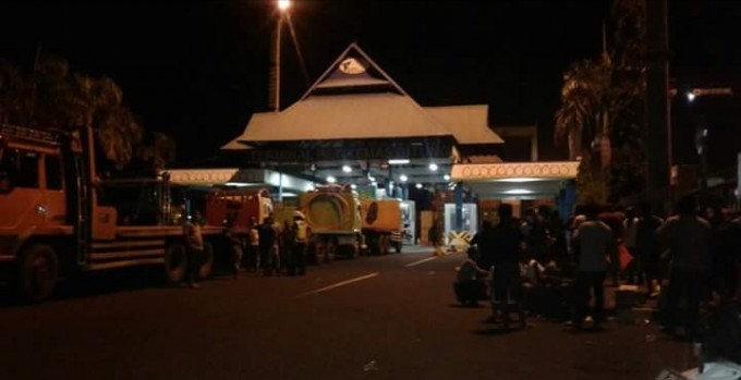 Aksi pemblokiran yang dilakukan para sopir di pintu masuk Terminal Petikemas Kota Bitung