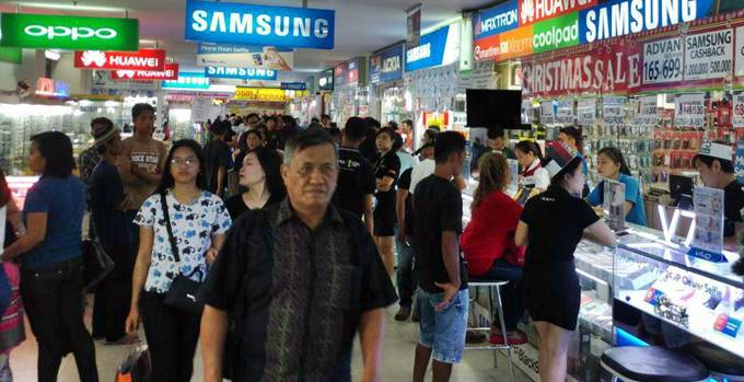 Suasana di pusat perbelanjaan itCenter Manado
