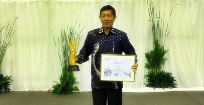 Wali Kota Manado Vicky Lumentut menerima penghargaan