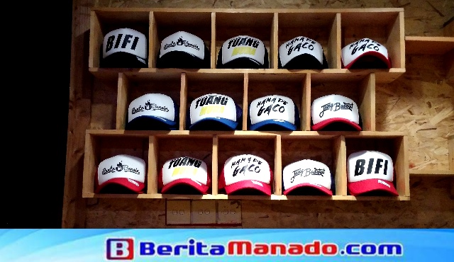 Topi Bifi yang bertuliskan bahasa Manado 