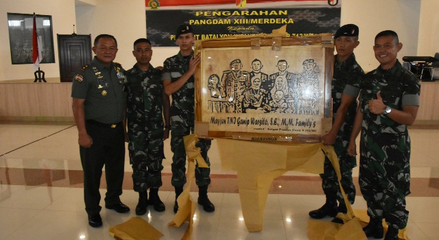 Cinderamata yang diterima Pangdam XIII/Merdeka dari hasil kerajinan tangan prajurit Yonif Raider 712/Wiratama