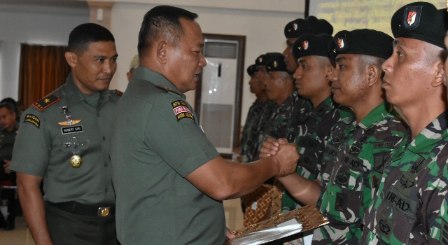 Mayjen TNI Ganip Warsito memberikan penghargaan kepada para prajurit didampingi Danrem 131/Santiago Brigjen TNI Robert Joseph Giri