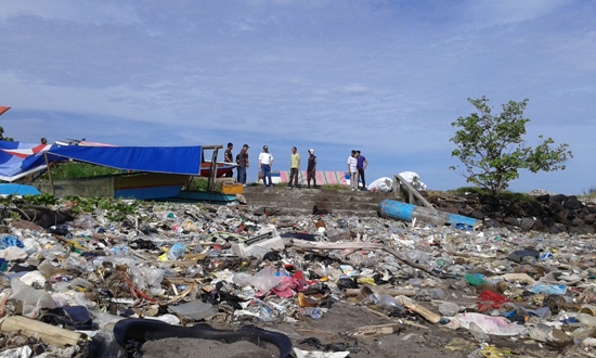 Sampah menjadi salah satu tugas dan tanggungjawab Kepala Lingkungan di wilayahnya.(foto:Cilo/beritamanado.com)