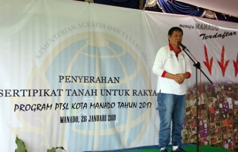 Wali Kota Manado saat membawakan sambutan di acara penyerahan sertifikat program PTSL.(foto:humas)