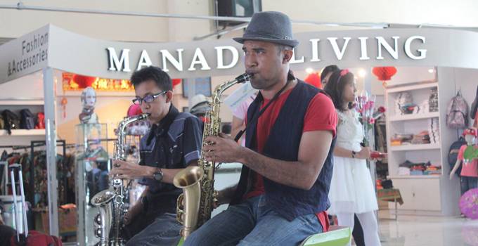 Alunan musik saxophone di Bandara Sam Ratulangi Manado