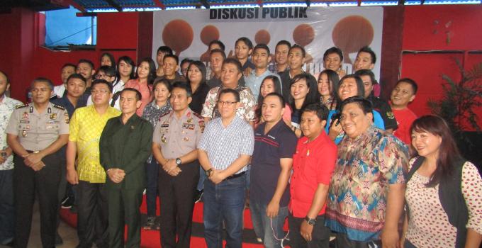 Kapolda Bambang Waskito foto bersama wartawan dan Ketua Komisi 1 DPRD Sulut Ferdinand Mewengkang dan akademisi Unsrat Ivan Kaunang