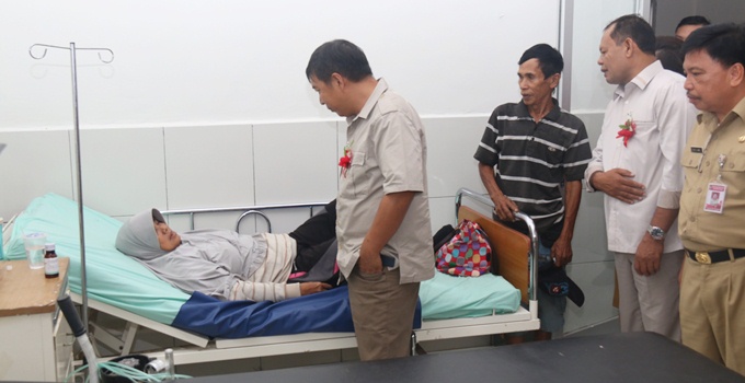Bupati James Sumendap melihat dari dekat pelayanan PKM dengan mengunjungi salah satu pasien rawat inap di PKM Belang