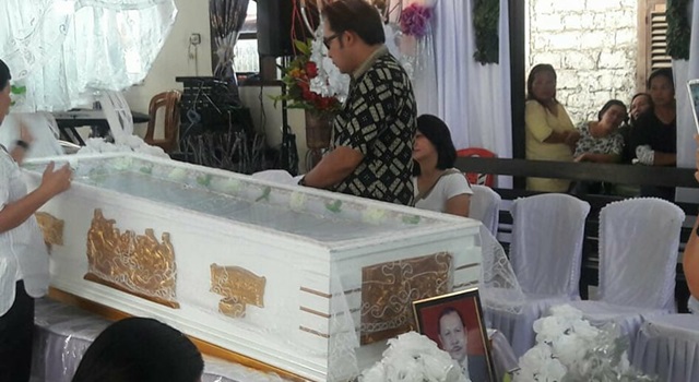 Careig Naichel Runtu saat berada di samping peti jenazah Pdt Nico Kojongian STh MA. 