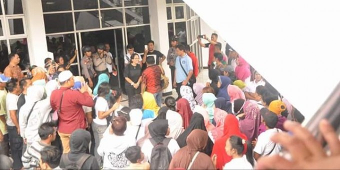 Ratusan karyawan PT Delta saat mendatangi Kantor DPRD