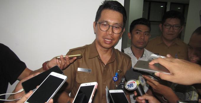 dr Enrico Rawung menjelaskan kepada wartawan usai rapat bersama Komisi 2 DPRD Sulut