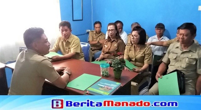 Kepala Bidang Penyuluhan Harter Nelwan melakukan penyerahan Nota Dinas Pengangkatan Koordinator Balai Penyuluh Pertanian (BPP) Kecamatan.