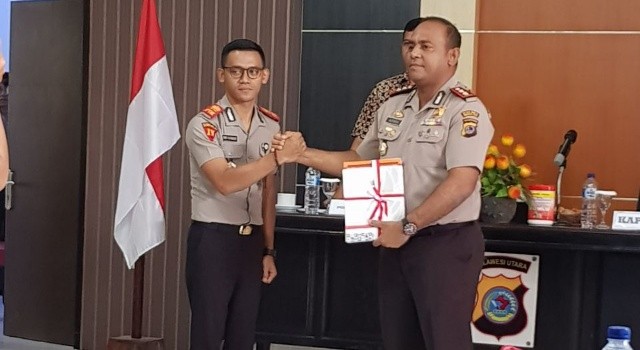 Kapolres Minut AKBP Alfaris Pattiwael menyerahkan buku kegiatan operasional Polres Minut kepada perwakilan mahasiswa kepolisian.