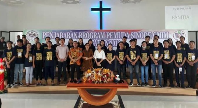 Wabup Minut Ir Joppi Lengkong, Ketua Panitia Jeivi Wijaya STH bersama KPPS GMIM pada kegiatan penjabaran program pemuda sinode GMIM, Sabtu (10/2/2018) di Kema.
