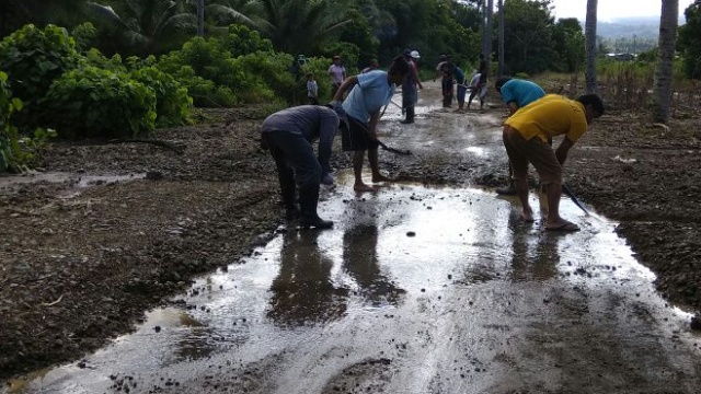 Pembersihan Jalan di Desa Paslaten, Minsel 