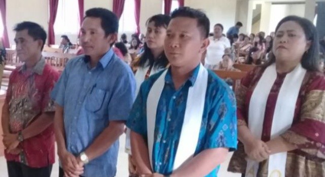 Ronald Malingkonor (Kedua dari kanan), dilantik sebagai Ketua Panitia Hari-hari Raya Gerejawi Tahun 2018-2019 di GMIM Efrata Desa Koltem.
