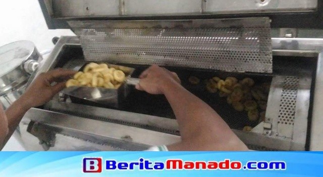 Proses penggorengan keripik buah pisang.