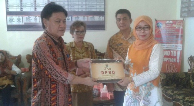 Wakil Ketua DPRD Kabupaten Batang Nurcahyaningsih, diterima Setwan Minut Harley Sompotan, Kadis LH Tieneke Rarung dan Kepala Dinas Perumahan Rakyat Sem Tirajoh.