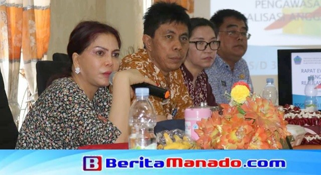 Bupati Minut Vonnie Panambunan memimpin rapat, Kamis (22/2/2018).