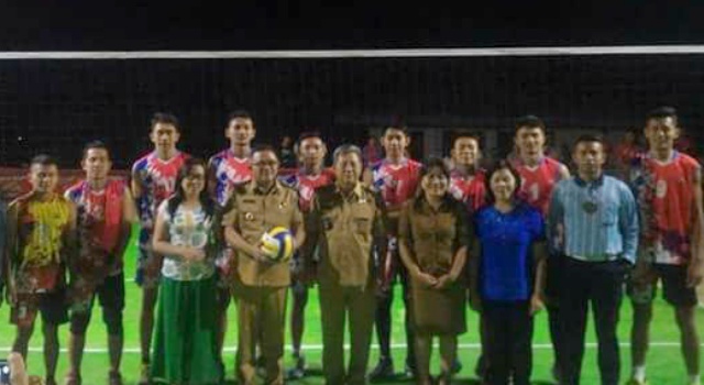 Wabup Minut Ir Joppi Lengkong bersama Ketua TP PKK Minut Jeivi Lengkong Wijaya dan Hukum Tua Treman Bernadus Dumanauw, dalam pembukaan turnamen bola voli.