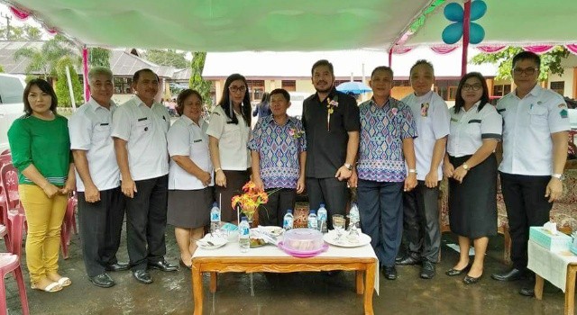 Anggota DPRD Minut Edwin Nelwan bersama lepala sekolah dan guru-guru SMPN 1 Dimembe.