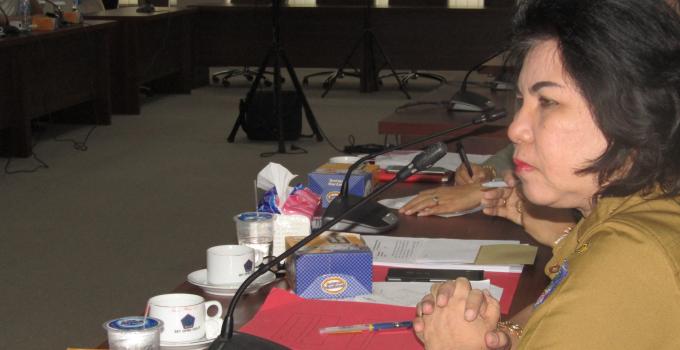 Kadis Perindag Sulut, Jenny Karouw, ketika rapat bersama BPOM Manado dan DPRD Sulut
