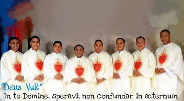 Pastor Tobias Farneubun MSC (keempat dari kiri) bersama tujuh imam baru yang ditahbiskan. (Foto:IST)