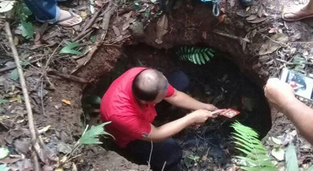 Lubang tempat ditemukannya jasad korban Arie Rundengan. (Foto:IST)