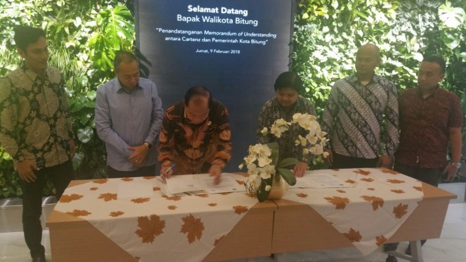 Wali kota saat melakukan MoU dengan PT Cartenz