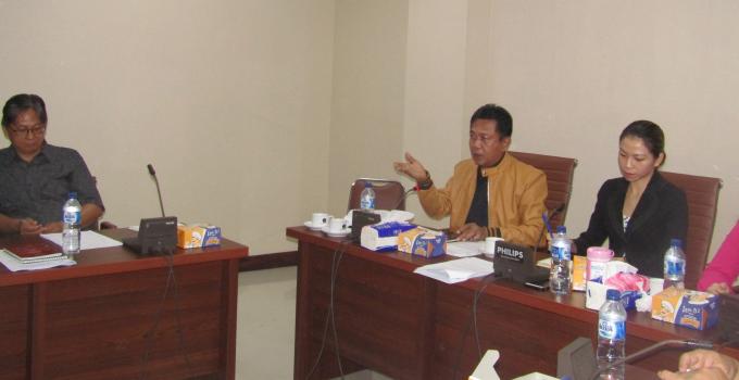 Noldy Lamalo di rapat Komisi 2 bersama Dinas Kelautan dan Perikanan, Asosiasi Nelayan Pajeko dan HNSI Sulut, Senin (5/2/2018)