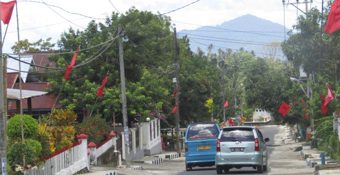 Bendera PDIP menominasi udara desa Koka