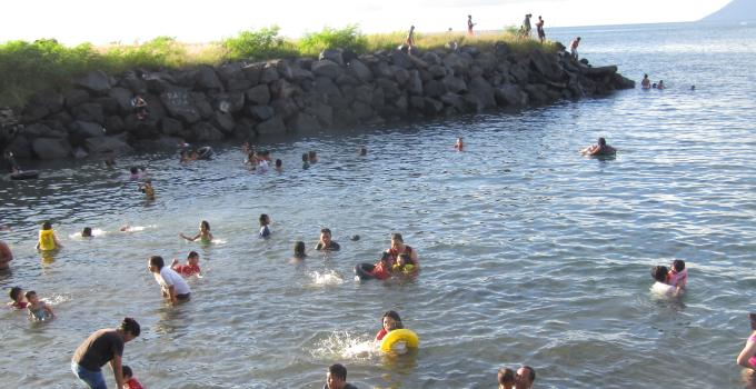 Pasca pembongkaran sabua bulu di pantai Malalayang, warga memilih mandi di pantai Kalasey dekat perbatasan Manado dan Minahasa