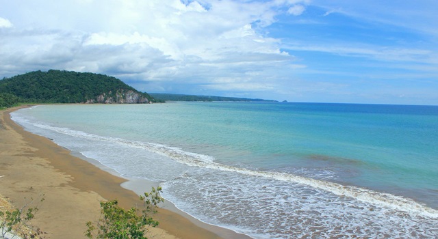Pantai Molobog pada siang hari. (Foto:IST)