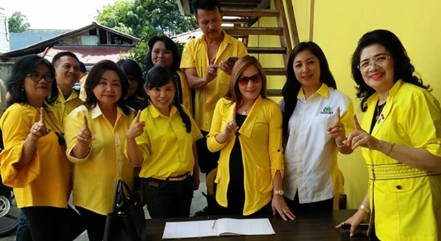 Anggota DPRD Minahasa Ivonne Andries (kanan) bersama jajaran Pengurus DPD II Partai Golkar Minahasa