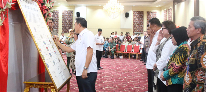 Wali Kota Tomohon Jimmy Eman SE Ak melakukan penandatanganan sebagai komitmen bersama Program Pemberantasan Korupsi Terintegrasi bersama bupati/wali kota se-Provinsi Sulawesi Utara.
