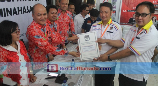 Ivan Sarundajang dan Careig Runtu saat menerima hasil penetapan pasangan calon dari Ketua KPU Minahasa