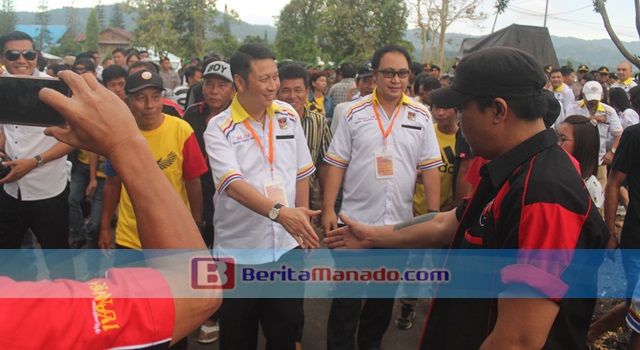 Ivan Sarundajang dan Careig Runtu berjabat tangan dengan para pendukung