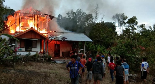 Rumah yang terbakar di remboken. (Foto:IST)