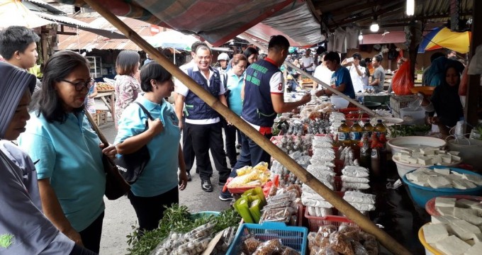 Tim ketika melakukan sidak bahan makanan di pasar tradisional